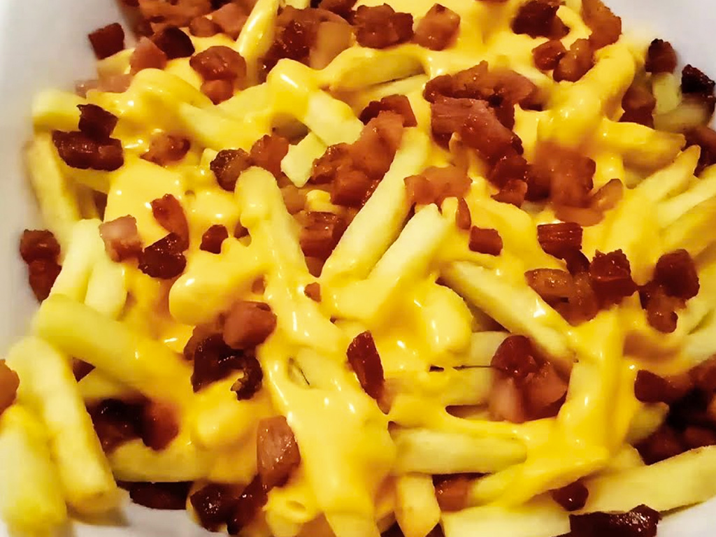 Batata Frita com Cheddar e Bacon